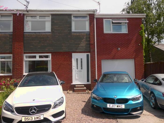 4 Bedroom Semi-Detached House To Rent In Radcliffe Road, Oldham, OL4