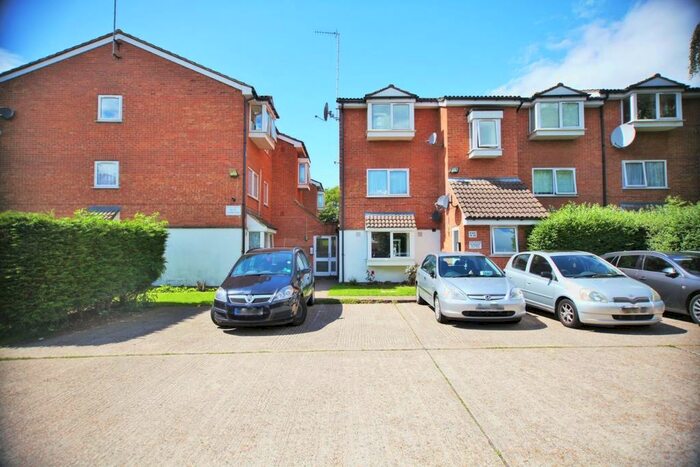 2 Bedroom Flat To Rent In Poplar Grove, New Southgate, N11