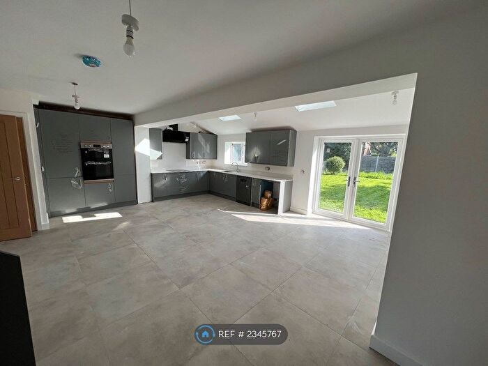 4 Bedroom Semi-Detached House To Rent In Hollins Walk, Wythenshaw, M22