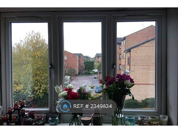 2 Bedroom Flat To Rent In Blackdown Close, London, N2