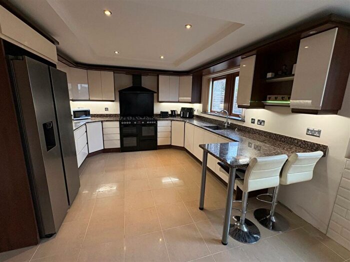 4 Bedroom Detached House For Sale In Reva Syke Road, Clayton, Bradford, BD14
