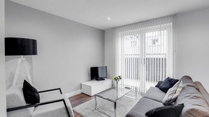 2 Bedroom Town House To Rent In New Bridge Street Salford, M3