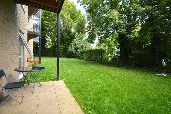 1 Bedroom Flat For Sale In Mayfair Court, Hunting Place, Heston, TW5