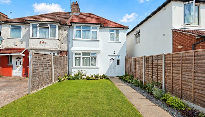 3 Bedroom Semi Detached House For Sale In Beavers Lane, Hounslow, Greater London, TW4