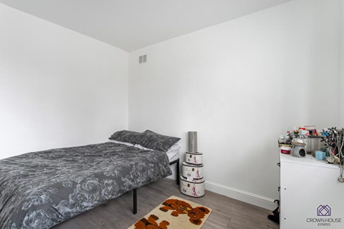 2 Bedroom Flat For Sale In Days Mead, Hatfield, Hertfordshire, AL10