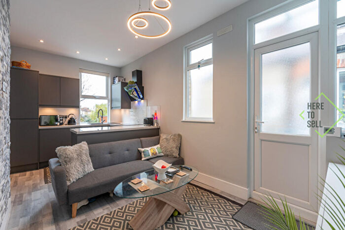 2 Bedroom Maisonette For Sale In Sketty Road, Enfield, EN1