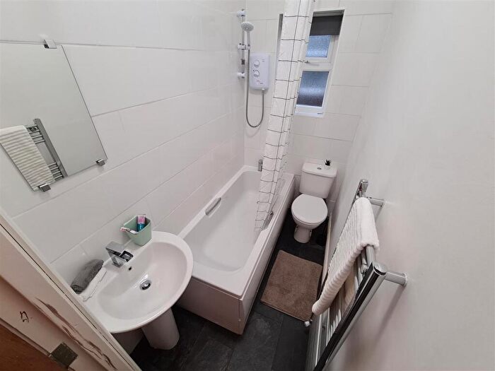 Studio To Rent In Chatham Grove, Manchester, M20