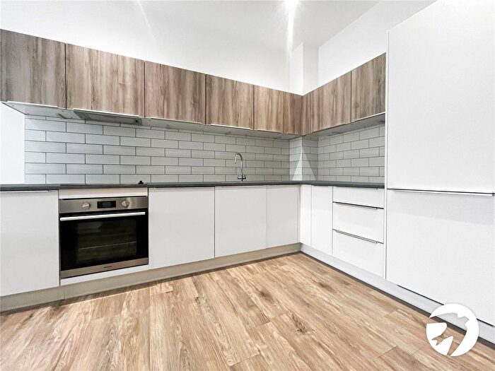 2 Bedroom Flat To Rent In Quayside, Chatham Maritime, Chatham, Kent, ME4