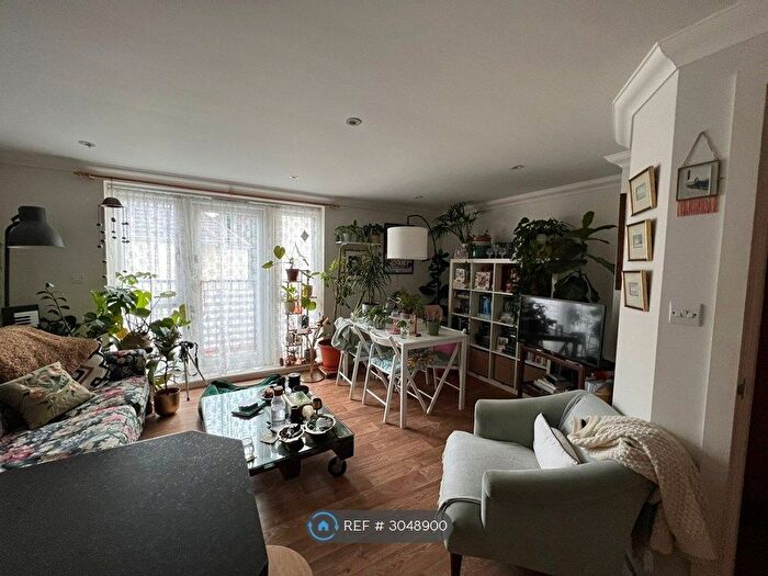 1 Bedroom Flat To Rent In Crest Court, Poole, BH15