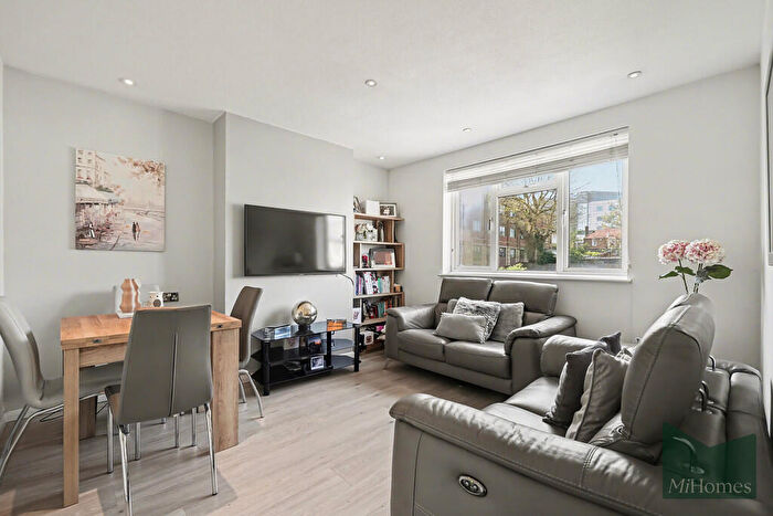 1 Bedroom Maisonette For Sale In Highview Close, Potters Bar, EN6