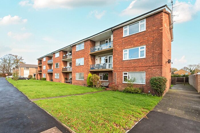 2 Bedroom Flat For Sale In Cranbrook Drive, St. Albans, AL4