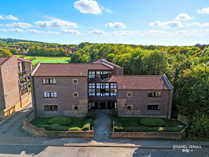 2 Bedroom Flat For Sale In Forest Glade, Langdon Hills, Basildon, SS16
