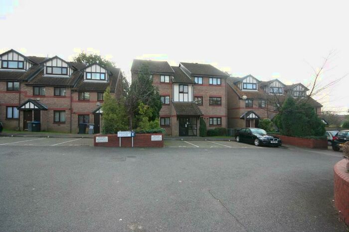 2 Bedroom Flat To Rent In Viewfield Close, HA3