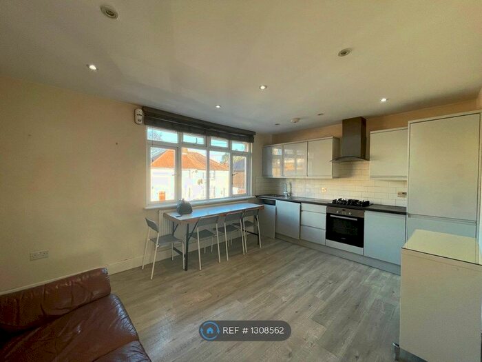 3 Bedroom Flat To Rent In Fraser Road, London N9