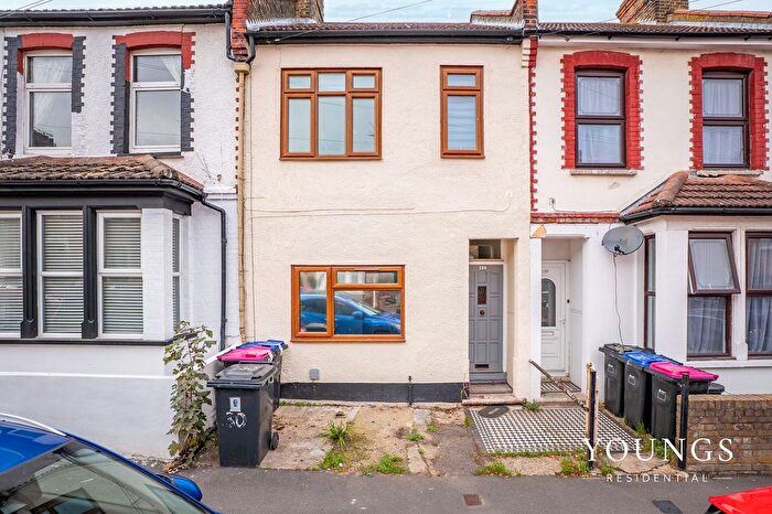 2 Bedroom Flat For Sale In Tintern Avenue, Westcliff-On-Sea, SS0