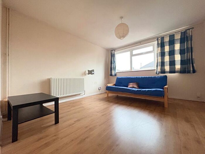 2 Bedroom House To Rent In Stow Crescent, Walthamstow, E17