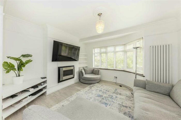 4 Bedroom Semi-Detached House To Rent In Brownspring Drive, Eltham, SE9