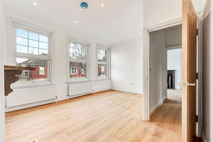 2 Bedroom Apartment To Rent In Sylvan Avenue, London, N22