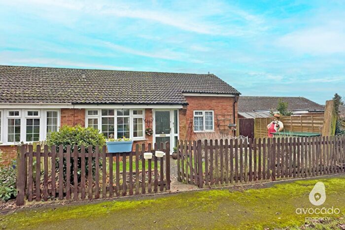 2 Bedroom Semi-Detached Bungalow For Sale In Thames Avenue, Bicester, OX26