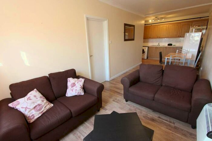 1 Bedroom Apartment To Rent In High Road, London, N20