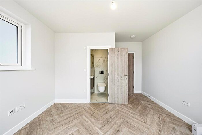 4 Bedroom Flat For Sale In Pemberton Court Portelet Road, London, E1