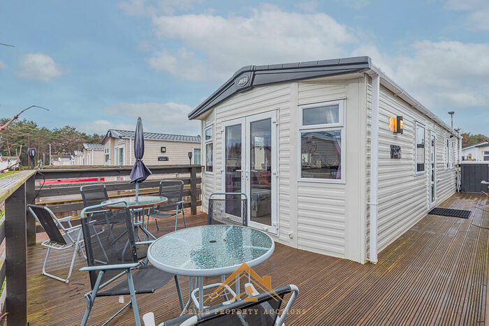 2 Bedroom Bungalow For Sale In Annsmuir Caravan Park, Cupar, KY15