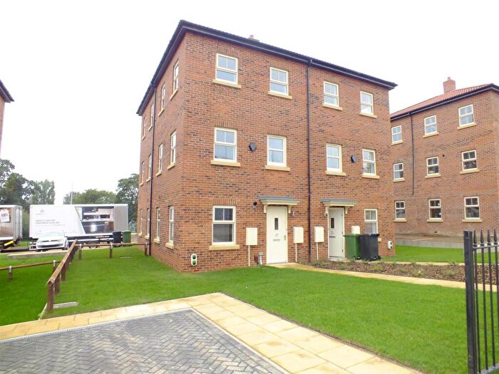 2 Bedroom Town House To Rent In Asket Row, Leeds, West Yorkshire, LS14