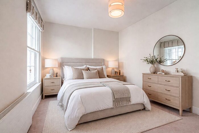 2 Bedroom Flat For Sale In Kensington Church Street, London, W8