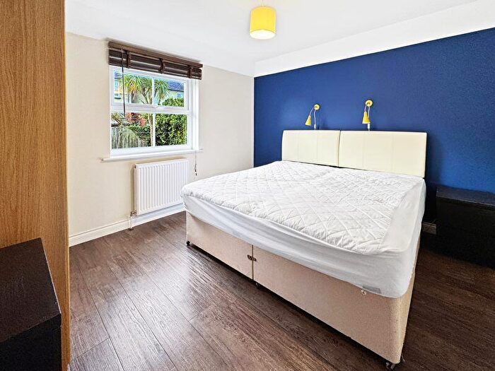 2 Bedroom Apartment To Rent In Consort Road, Cowes, PO31