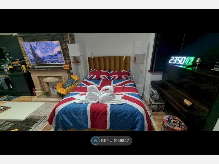 Studio To Rent In Old Street, London, E13