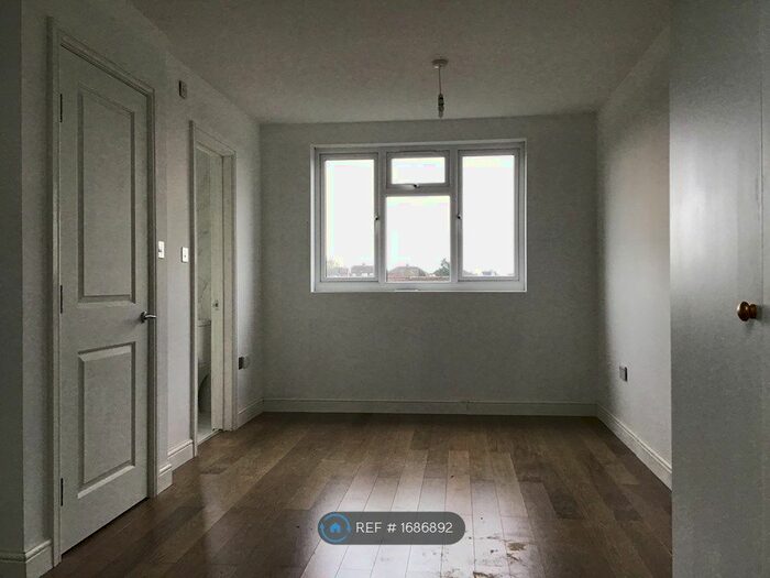 4 Bedroom Semi-Detached House To Rent In Burchwall Close, Romford, RM5