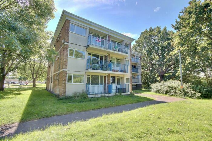 1 Bedroom Flat For Sale In Longfield Avenue, Fareham, PO14
