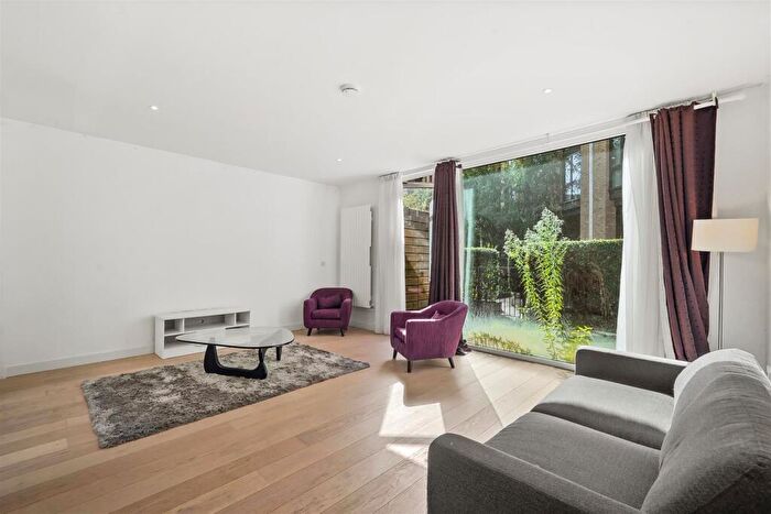 4 Bedroom Town House For Sale In Starboard Way, Royal Wharf, E16