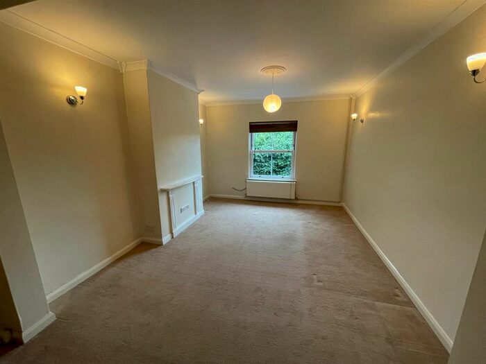 1 Bedroom Flat To Rent In The Broadway, Laleham, Staines, TW18
