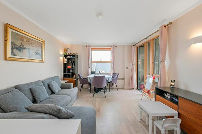 2 Bedroom Apartment To Rent In Triangle Apartments, Isle Of Dogs, E14