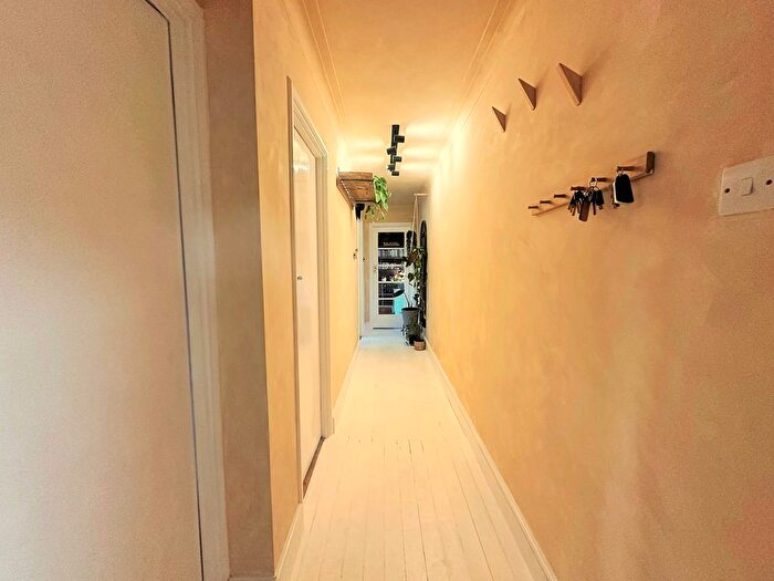 2 Bedroom Flat For Sale In Furze Hil, Hove, BN3