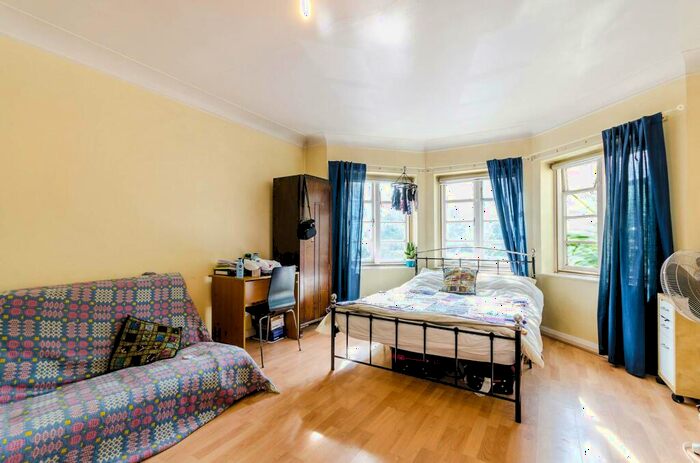 2 Bedroom Flat To Rent In St Marks Hill, Surbiton, KT6