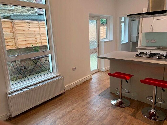 2 Bedroom Flat To Rent In Wanstead Park, Ilford, Essex, London, IG1