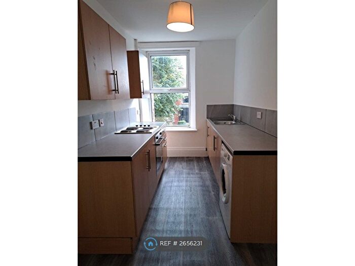 3 Bedroom Flat To Rent In First Floor, Grimsby, DN32