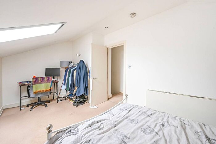 3 Bedroom Flat For Sale In Bow Road, Bow, London, E3