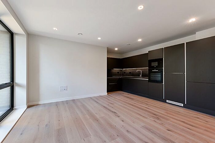 2 Bedroom Flat To Rent In Midlle Road, London, London, W7