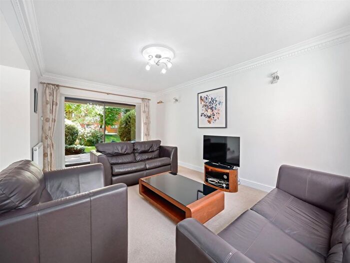 2 Bedroom Flat To Rent In Spencer Close, London, N3
