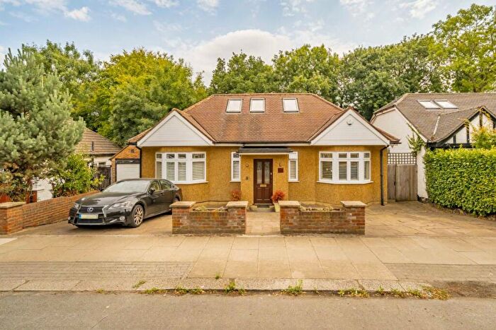 4 Bedroom Bungalow For Sale In Shirehall Park, London, NW4