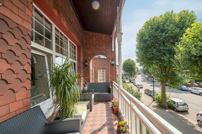 2 Bedroom Flat To Rent In Queens Avenue, London, N10