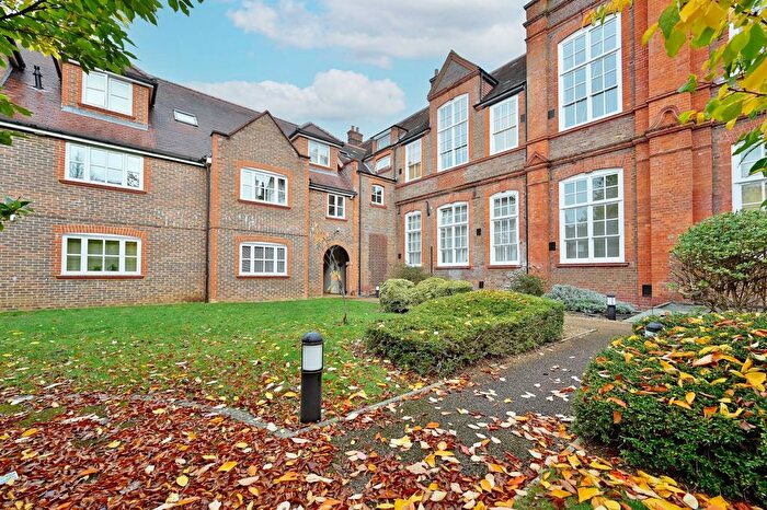 2 Bedroom Flat For Sale In College Yard, Watford, WD24
