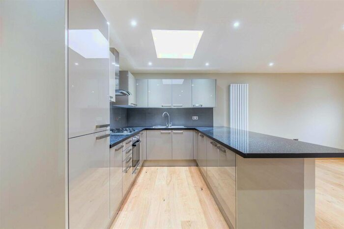 2 Bedroom Flat To Rent In Station Road East, Oxted, RH8