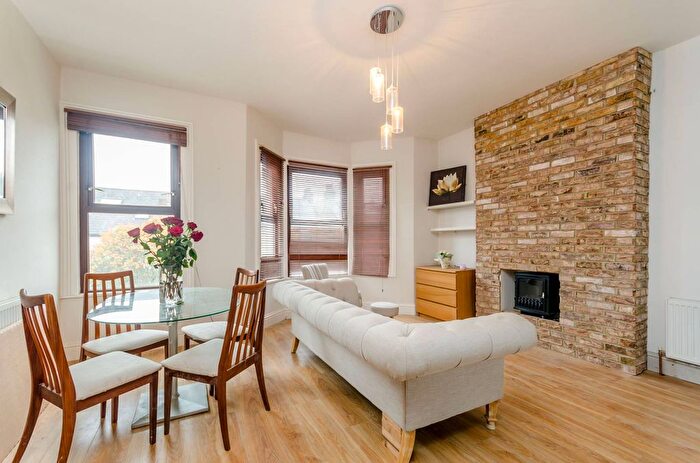 3 Bedroom Flat To Rent In Chestnut Road, Raynes Park, London, SW20