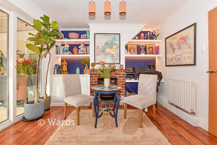 3 Bedroom Semi Detached House For Sale In Covey Hall Road, Snodland, Kent, ME6