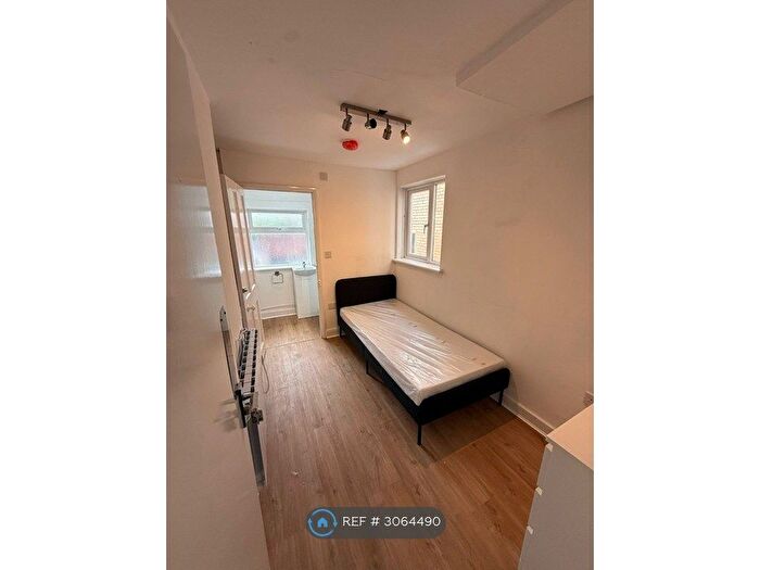 Studio To Rent In High Road Leytonstone, London, E11