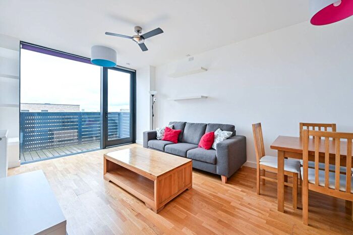 2 Bedroom Flat To Rent In Amelia Street, Elephant And Castle, London, SE17